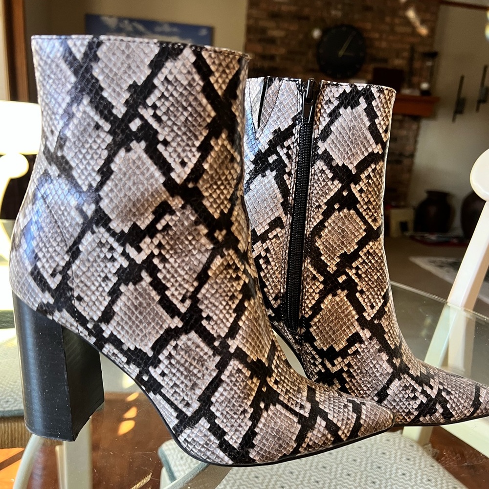 Jeffrey Campbell Women's Raven Ankle Bootie Snake print Heel Size 7.5
